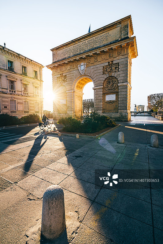 法国奥克西塔尼蒙彼利埃日落下的凯旋门图片素材