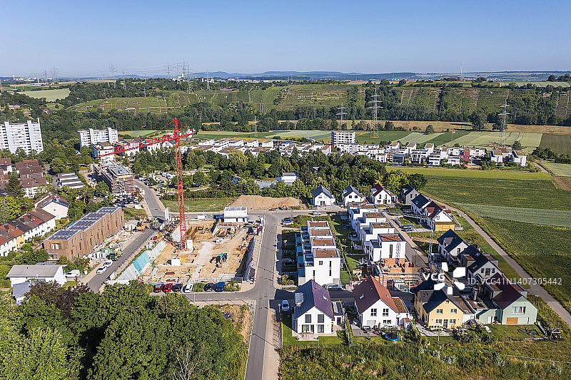 德国巴登-符腾堡州路德维希堡现代化郊区中心的施工现场鸟瞰图片素材