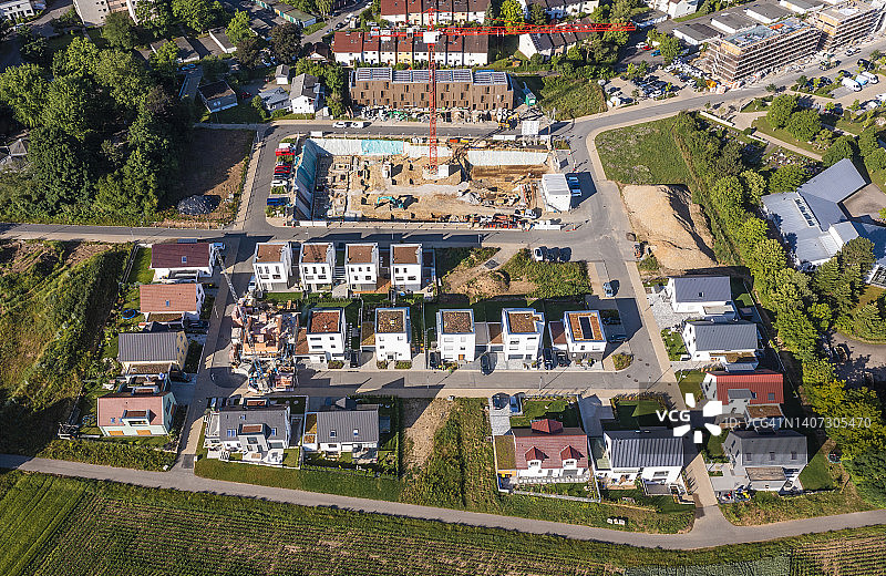 德国巴登-符腾堡州路德维希堡现代化郊区中心的施工现场鸟瞰图片素材