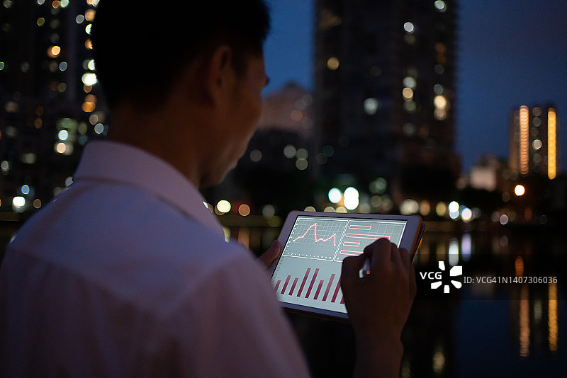 使用平板电脑的亚洲男人图片素材