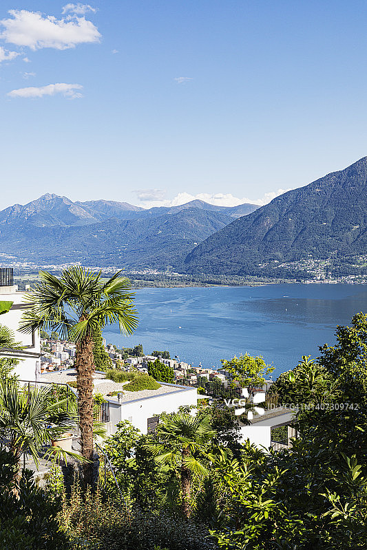 瑞士提契诺洛迦诺夏季马焦雷湖景色，前景是房屋，背景是山脉图片素材