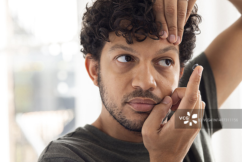 专注地佩戴隐形眼镜图片素材