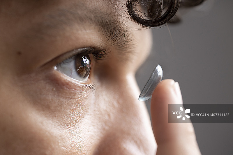 男人戴隐形眼镜特写图片素材