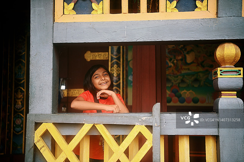 站在艺术佛教寺庙的女孩图片素材