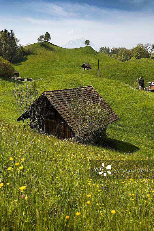 瑞士琉森州韦吉斯小镇皮拉图斯山全景图片素材
