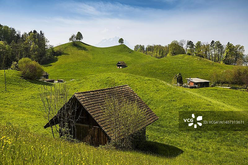 瑞士琉森州韦吉斯小镇皮拉图斯山全景图片素材