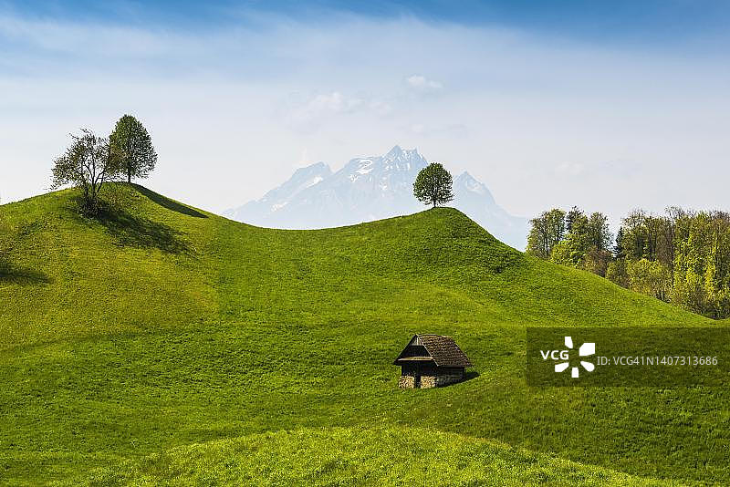 瑞士琉森州韦吉斯小镇皮拉图斯山全景图片素材