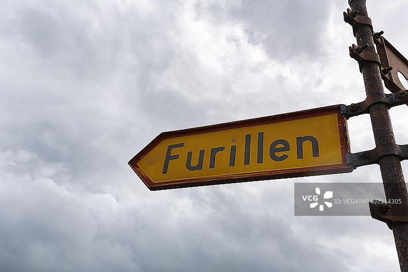 带有Furillen字样的黄色标志，由生锈的铁制成的路标，多云的天空，Laerbro，Furilden自然保护区和鸟类保护区，Furillen岛，靠近瑞典哥特兰岛图片素材