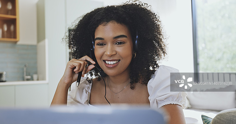 在线参加虚拟会议的女客服中心客服。使用电脑接听电话的客服代表。与客户咨询的帮助台工作人员。在家远程工作的热线接线员图片素材