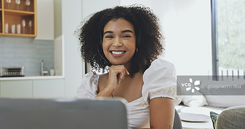 年轻女人居家在线客服与英语教学图片素材