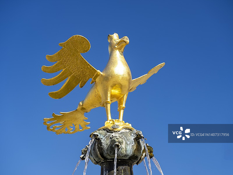 德国戈斯拉尔市场广场喷泉上的金雕图片素材
