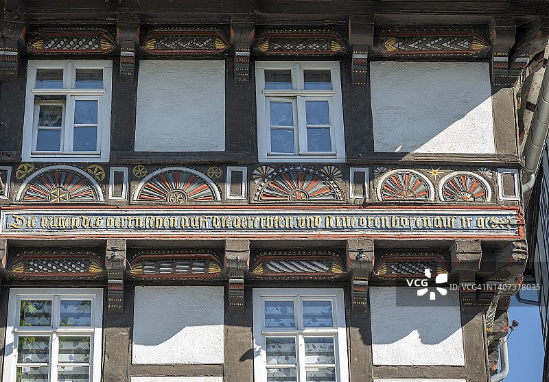 戈斯拉尔老城区黄油汉内餐厅的彩色雕刻，德国下萨克森州哈茨山脉图片素材