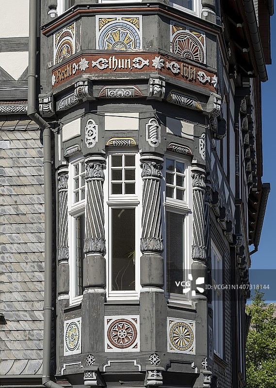 德国下萨克森州戈斯拉尔老城区的木骨架房屋，带有雕刻装饰图片素材