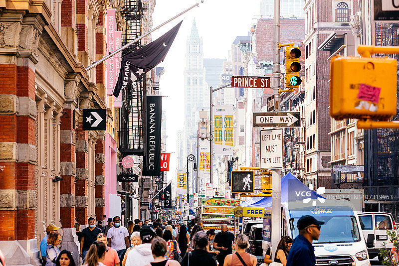 美国纽约市苏活区百老汇大街上的人群图片素材