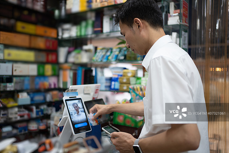 亚洲男人使用面部支付图片素材