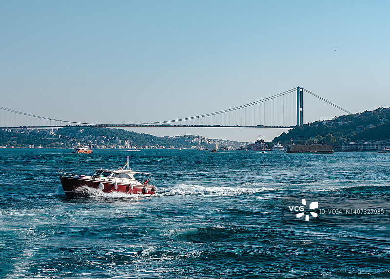 从船上欣赏的伊斯坦布尔博斯普鲁斯海峡景色图片素材