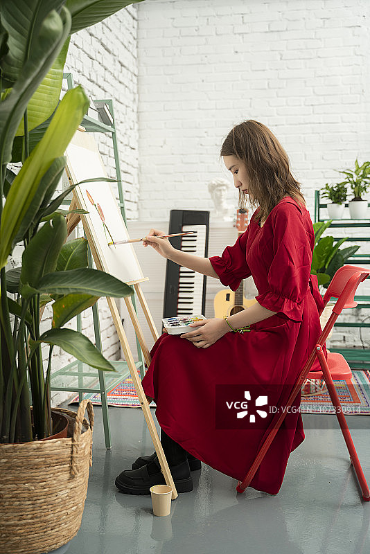 年轻女人正在绘画图片素材