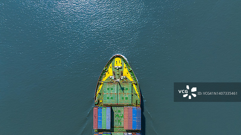 大型集装箱船海上高速航行鸟瞰，进出口物流国际运输业务图片素材