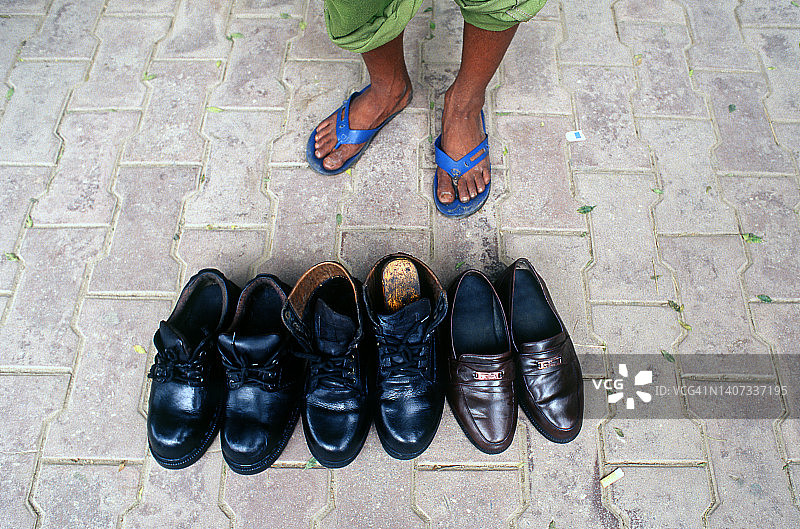 尼泊尔街头出售二手鞋的穷人图片素材