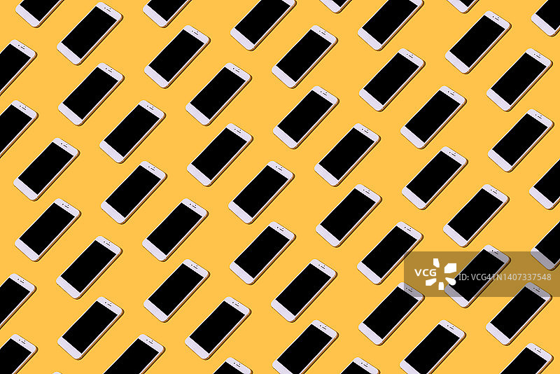 黄色背景上的白色手机图案。智能手机、手机、短信、消息、娱乐、通话、会话、互联网、连接概念图片素材