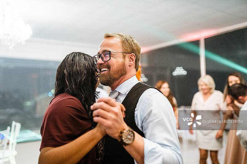 在毕业晚会上跳舞的情侣图片素材