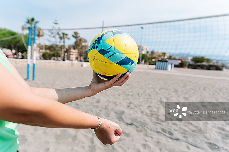 年轻女人准备发沙滩排球图片素材