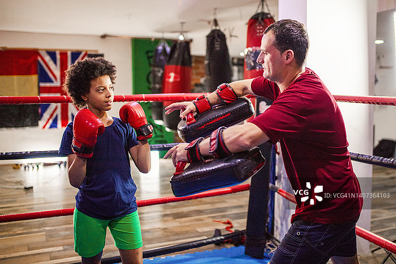 拳击教练指导黑人少女备战图片素材
