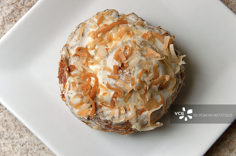 奶油奶酪糖霜和烤椰子片肉桂卷图片素材