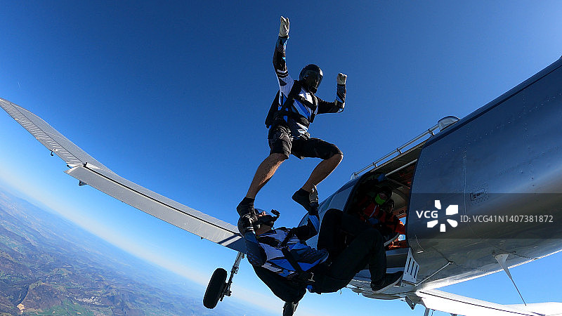 跳伞者从飞机上跳下，穿过晴朗的天空图片素材