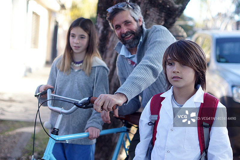 父母送孩子上学图片素材