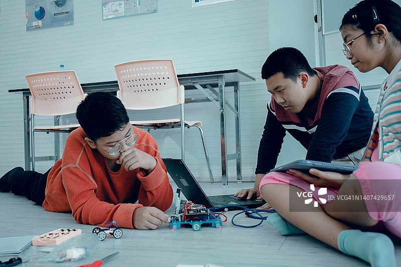 学习机器人技术的学生图片素材