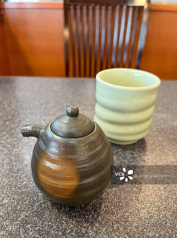 餐桌上的陶制酱油罐图片素材