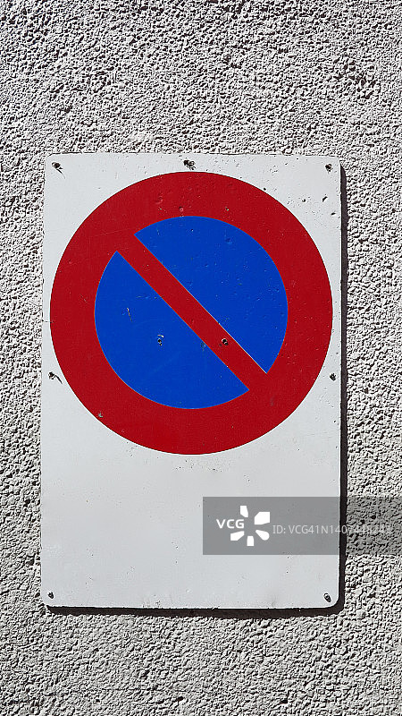 法国巴黎灰色纹理混凝土墙上的禁停标志（含留白区域）图片素材