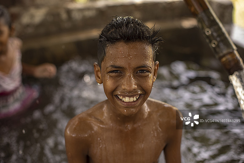在管井洗澡的男孩 Portrait图片素材