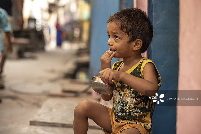 男孩在门口吃东西图片素材