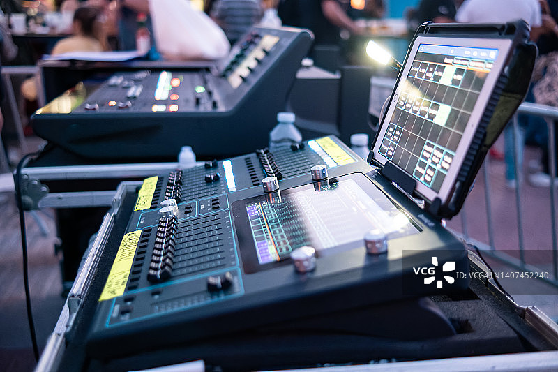 户外音乐会中的音响和灯光台图片素材