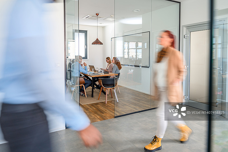 商务同事工作的繁忙办公室图片素材