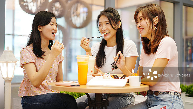 朋友们在咖啡馆享用下午茶图片素材