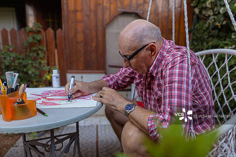退休老人制作癌症意识海报图片素材