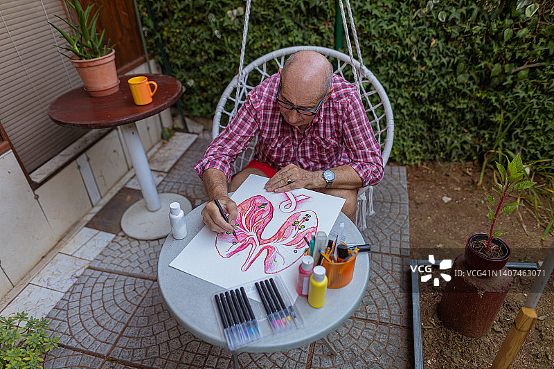 花园中退休老人的癌症意识海报图片素材