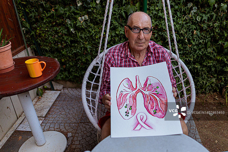 为癌症意识月绘画的年长艺术家肖像图片素材