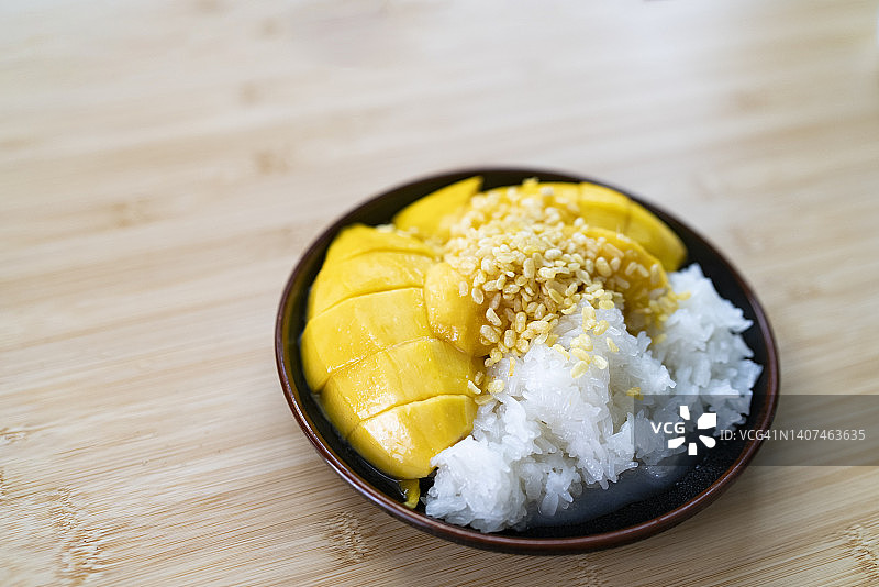 泰国著名甜点芒果糯米饭俯视图图片素材