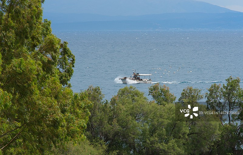 在公海航行的渔船图片素材