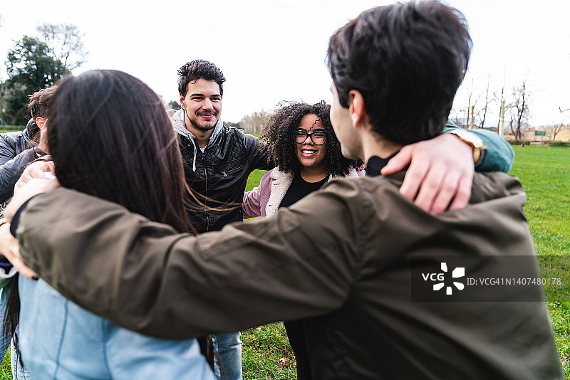 拥抱在一起，展现团结的多民族朋友图片素材