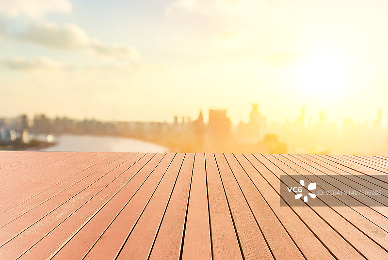 带城市背景的空木平台图片素材