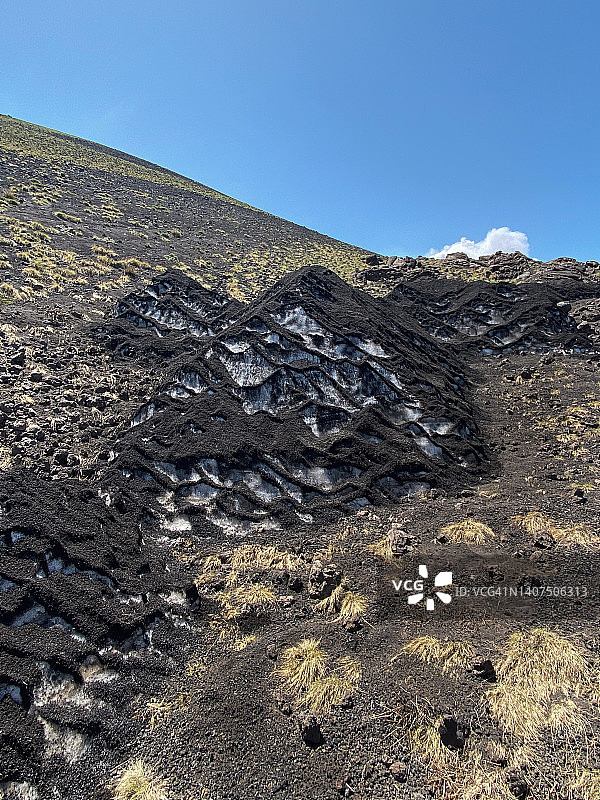 埃特纳火山的火山灰覆盖雪地 | 意大利西西里岛图片素材