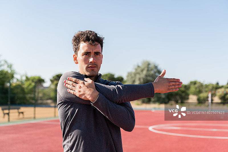 男人做肩部伸展运动图片素材