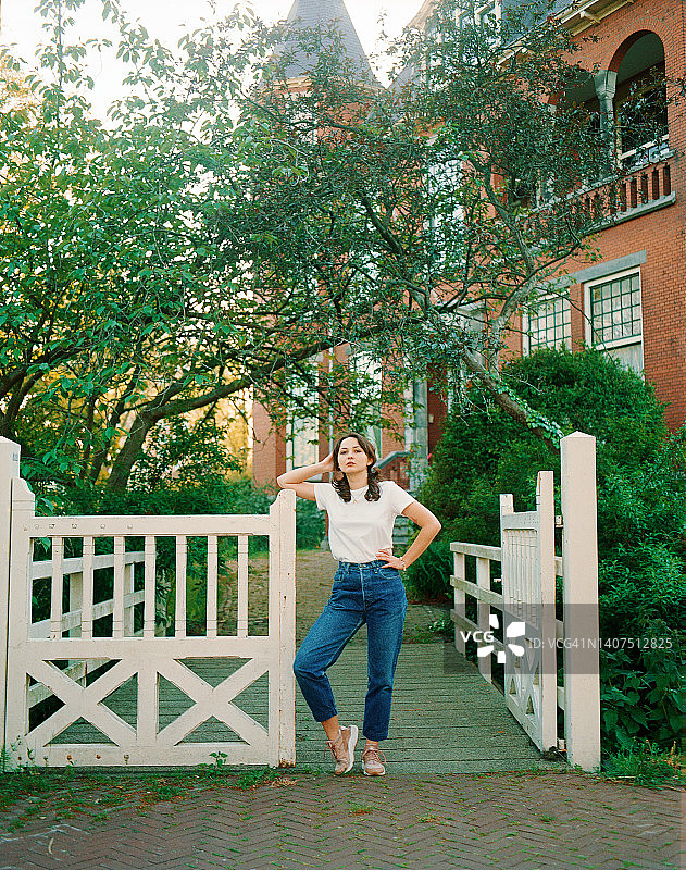 站在门口的女人图片素材