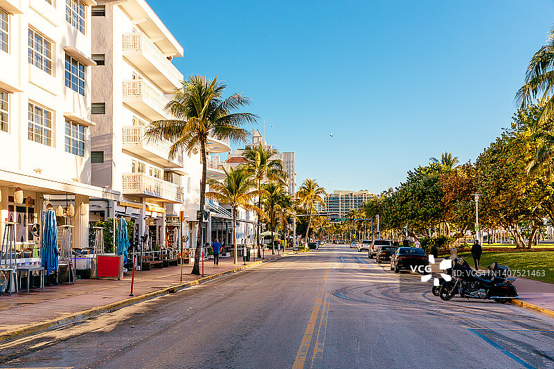 阳光明媚的迈阿密南海滩海洋大道风光图片素材