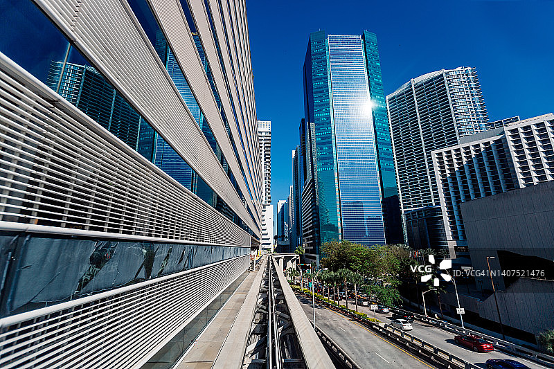 美国佛罗里达州迈阿密市中心的摩天大楼和铁路轨道图片素材